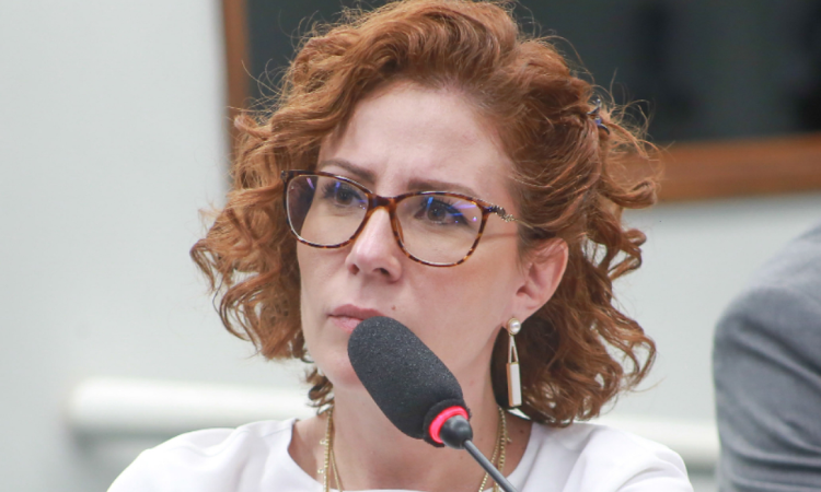 Gustavo Gayer trouxe à tona uma denúncia grave: o pedido de prisão da deputada Carla Zambelli pelo ministro Alexandre de Moraes. O caso reforça acusações de perseguição política no STF, com críticos apontando o uso seletivo da justiça para intimidar opositores. Enquanto vozes contrárias ao governo são criminalizadas, a independência do Judiciário é questionada, gerando preocupações sobre o futuro da democracia no Brasil.