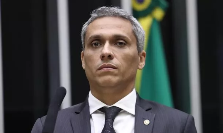 A Denúncia de Gustavo Gayer sobre a Perseguição a Opositores do STF: O Caso Carla Zambelli