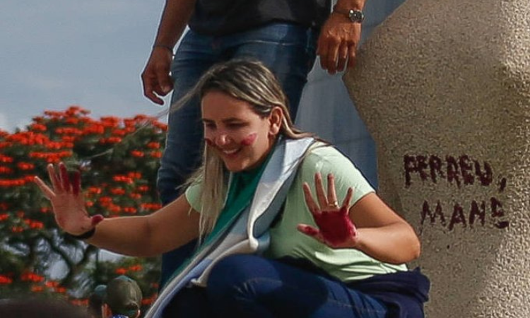 Moraes e Dino votam para condenar mulher que pichou estátua do STF