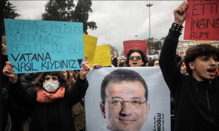 Líder da Oposição da Turquia Preso: Crise Política e Protestos em Ascensão